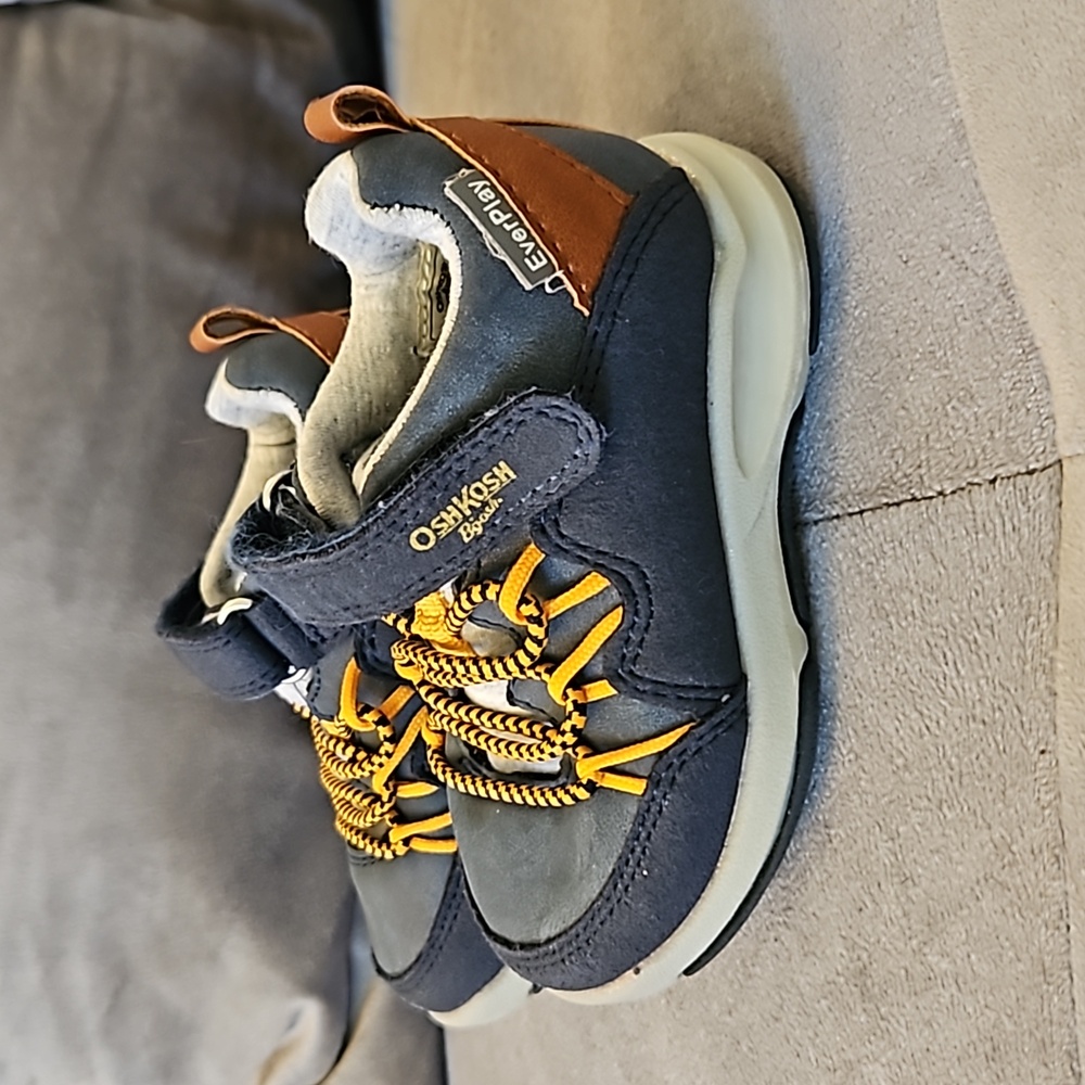 OshKosh B'gosh Kid's Boy's Cycla Everplay Blue Sneakers. EUC. Sz: 5T